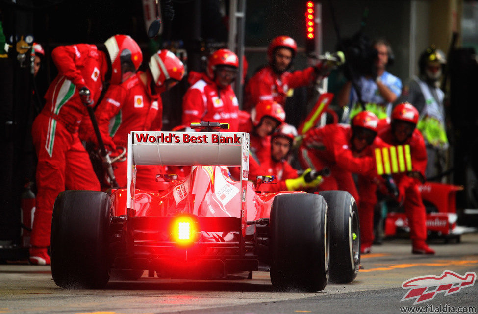 Parada en boxes de Felipe Massa en Brasil 2012