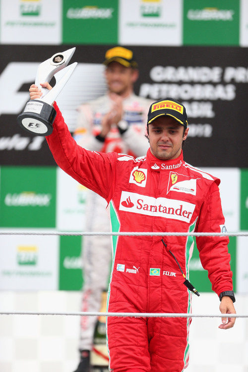 Felipe Massa levanta su trofeo de tercero en el GP de brasil 2012