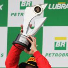 Fernando Alonso levanta su trofeo de segundo en el GP de Brasil 2012