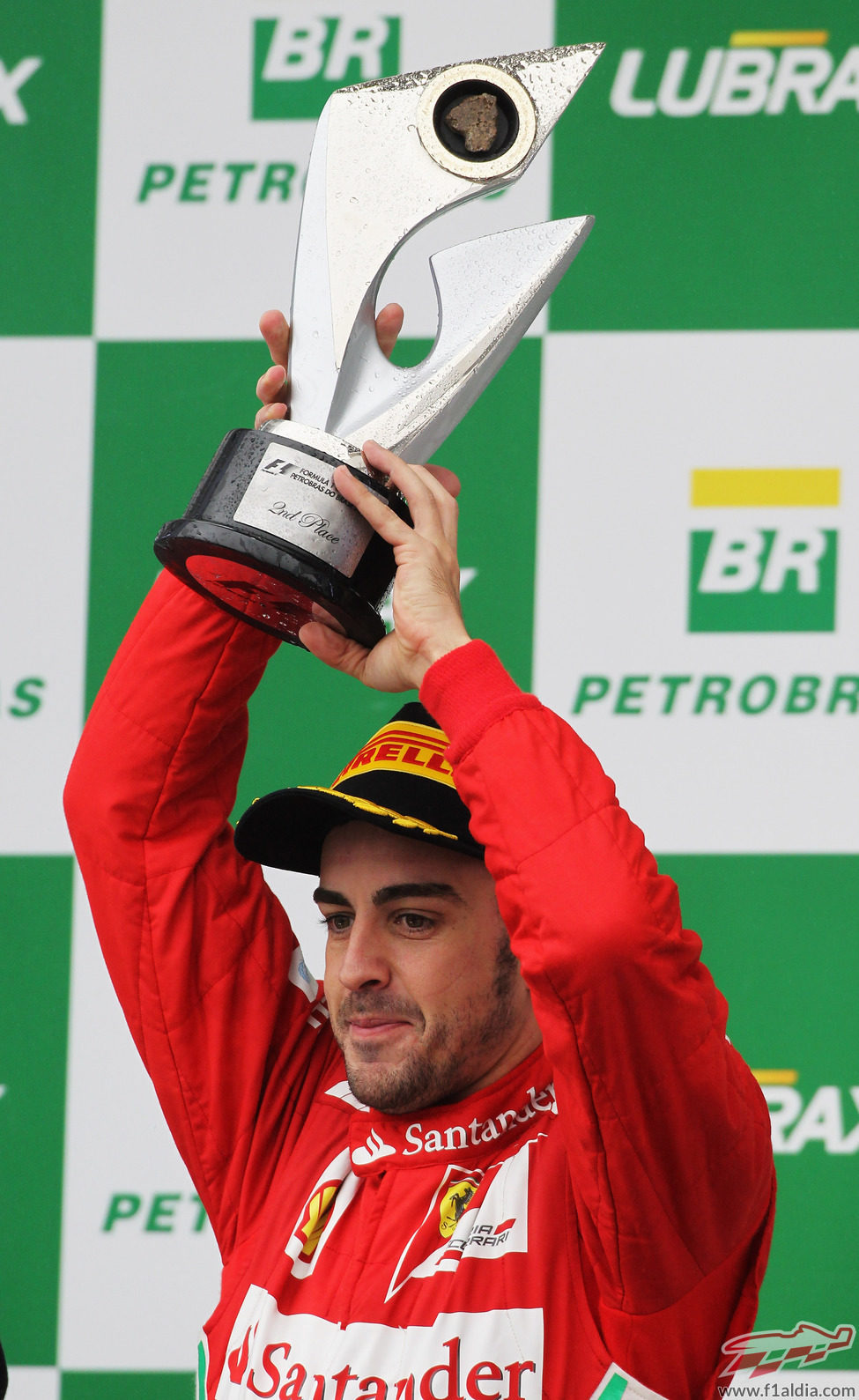 Fernando Alonso levanta su trofeo de segundo en el GP de Brasil 2012