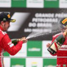 Los dos pilotos de Ferrari en el podio de Brasil 2012