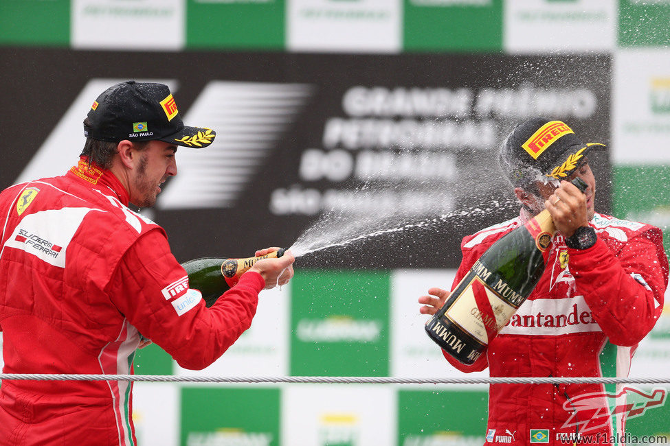 Los dos pilotos de Ferrari en el podio de Brasil 2012