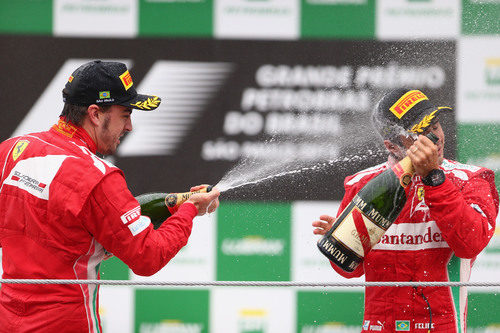 Los dos pilotos de Ferrari en el podio de Brasil 2012