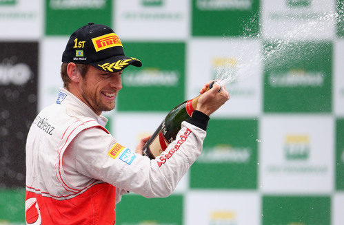 Jenson Button descorcha el champán en Brasil 2012