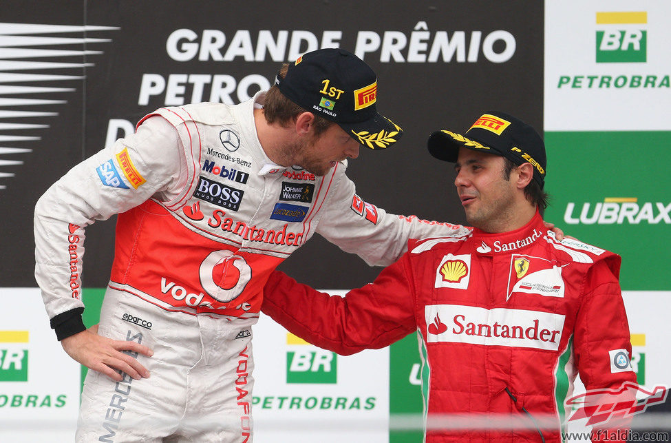 Button consuela a Massa en el podio de Interlagos 2012