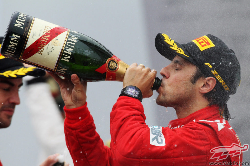 Felipe Massa bebe champán en el podio de Interlagos