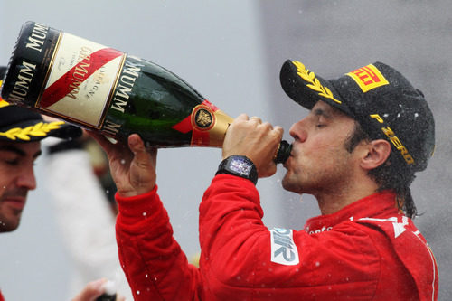 Felipe Massa bebe champán en el podio de Interlagos