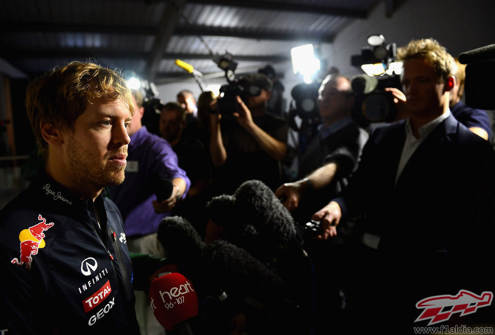 Vettel atiende a la prensa en Milton Keynes