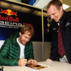 Sebastian Vettel firma autógrafos en la sede de Red Bull