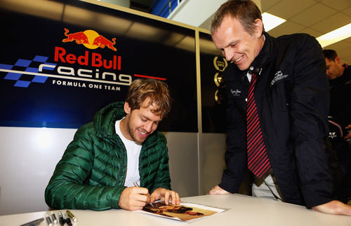Sebastian Vettel firma autógrafos en la sede de Red Bull