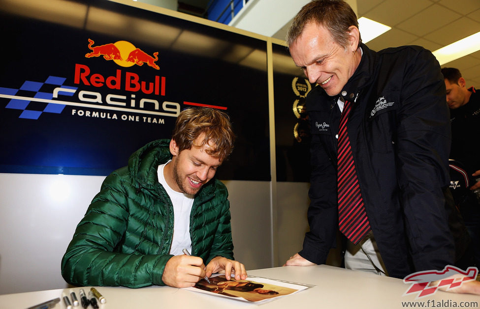 Sebastian Vettel firma autógrafos en la sede de Red Bull