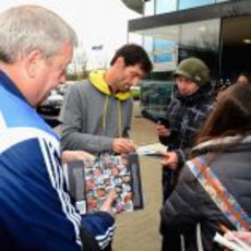 Mark Webber firma autógrafos en la sede de Red Bull