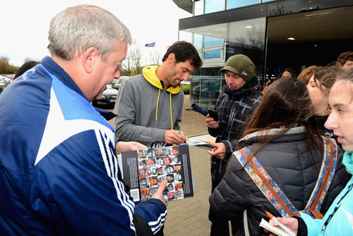 Mark Webber firma autógrafos en la sede de Red Bull