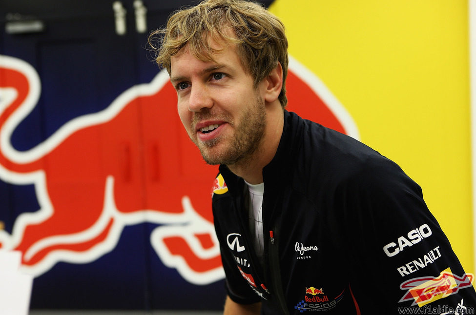 Sebastian Vettel en la sede de Red Bull tras el final de temporada 2012
