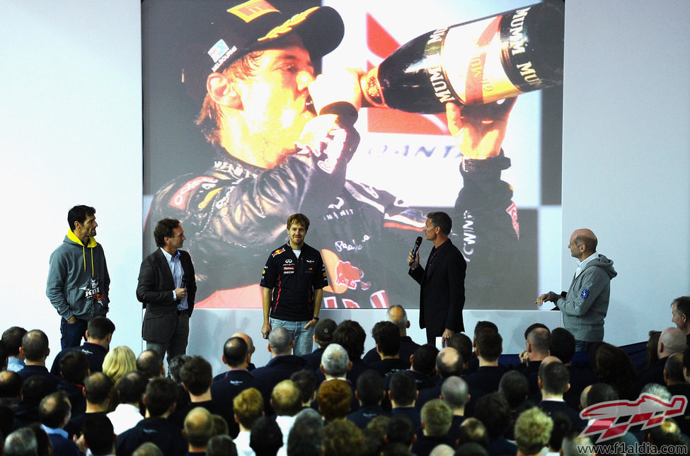 Webber, Horner, Vettel y Newey en el escenario