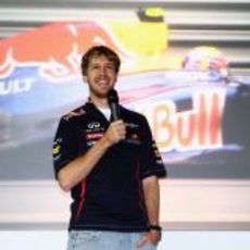 Sebastian Vettel habla sonriente en Milton Keynes