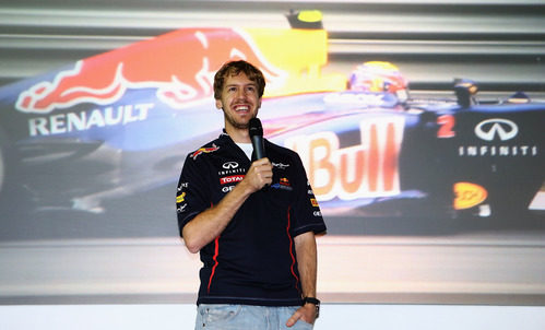 Sebastian Vettel habla sonriente en Milton Keynes