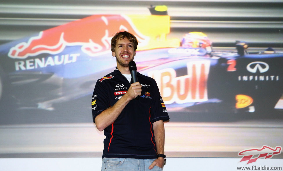Sebastian Vettel habla sonriente en Milton Keynes