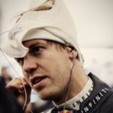 Vettel se pone el mono ignífugo en Graz