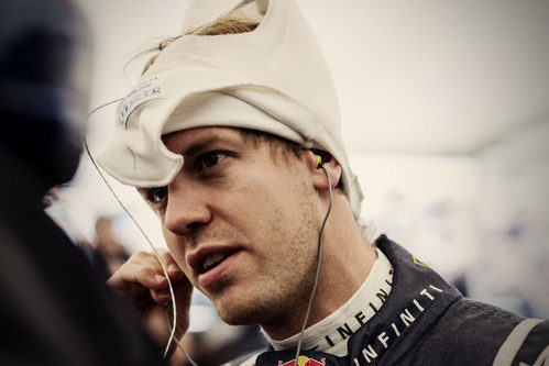 Vettel se pone el mono ignífugo en Graz