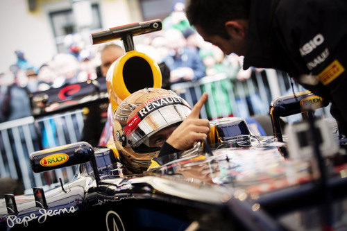 Vettel recibe las últimas instrucciones en Graz