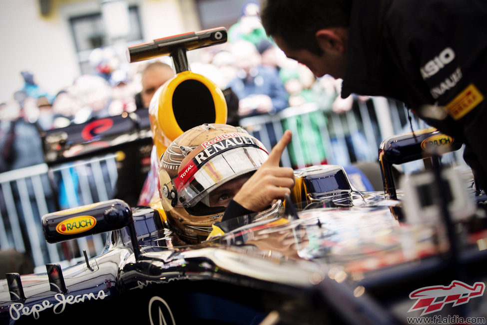 Vettel recibe las últimas instrucciones en Graz