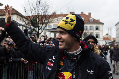 Sebastian Vettel saluda a las gentes de Graz