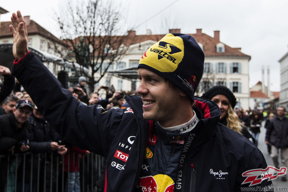 Sebastian Vettel saluda a las gentes de Graz