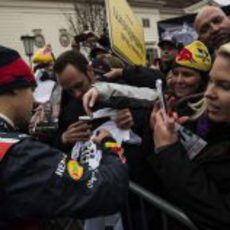 Vettel firma autógrafos a las aficionadas en Graz