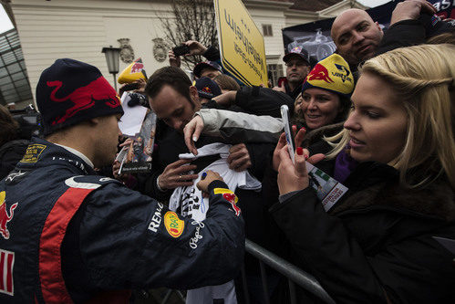 Vettel firma autógrafos a las aficionadas en Graz