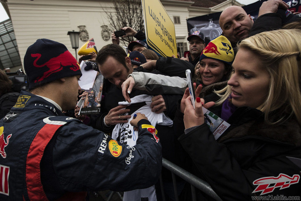 Vettel firma autógrafos a las aficionadas en Graz