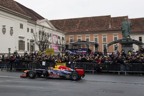 Sebastian Vettel rueda por las calles de Graz