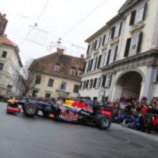 Vettel en el centro de Graz con su RB8