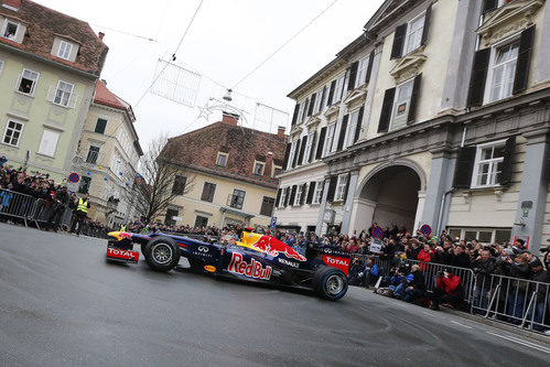 Vettel en el centro de Graz con su RB8
