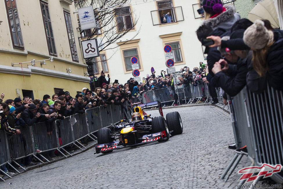 Mucha afición en Graz para ver a Vettel y su RB8