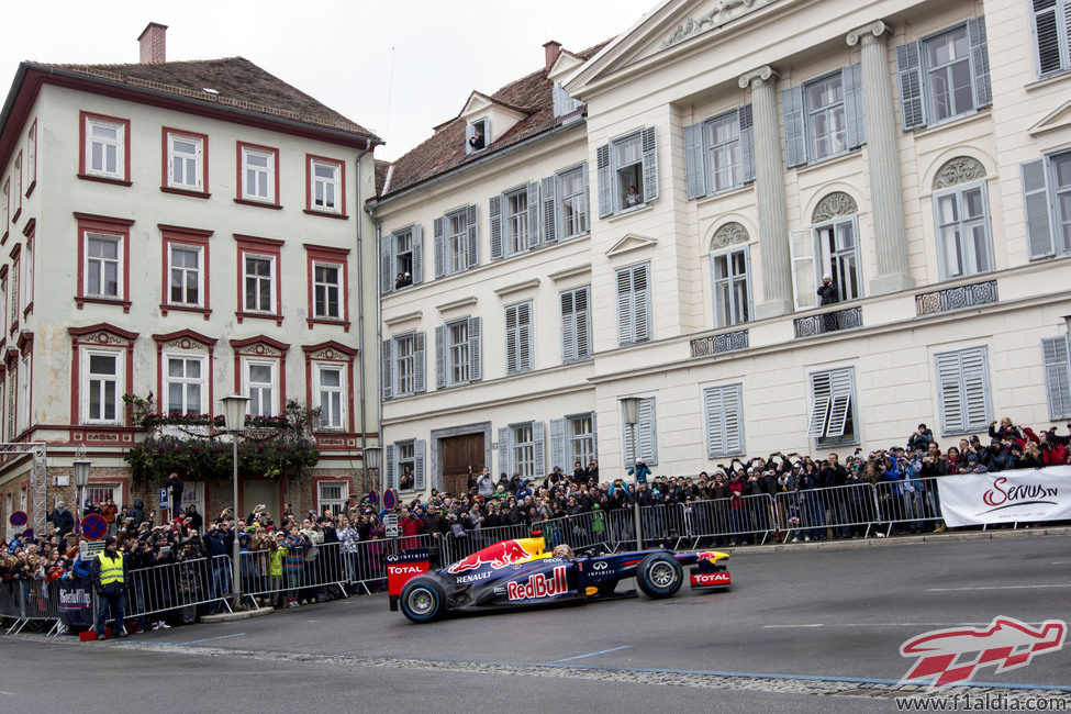 'Donuts' de Vettel en el centro de Graz