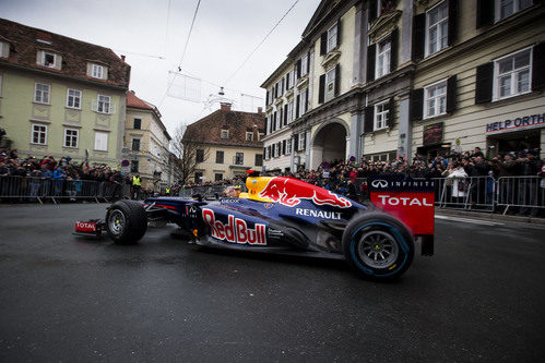 Vettel pilota el RB8 en las calles de Graz