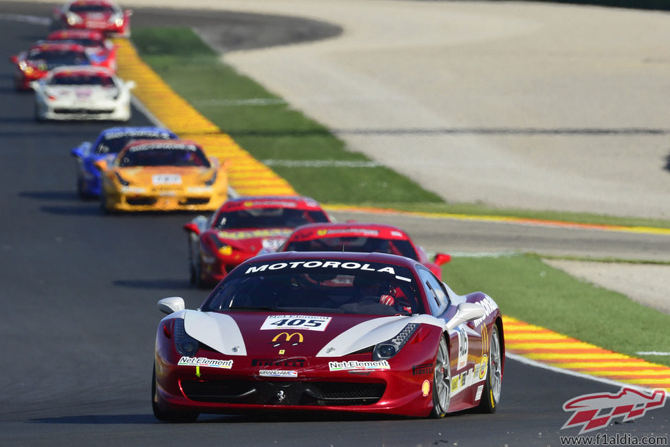 Los GT de Ferrari ruedan en el circuito de Cheste