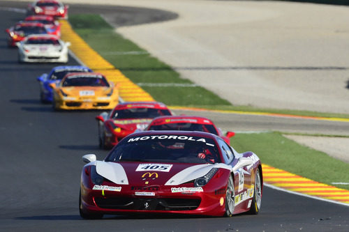 Los GT de Ferrari ruedan en el circuito de Cheste