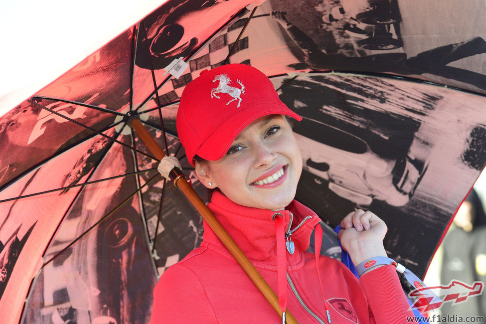 Una de las chicas de Ferrari en Cheste