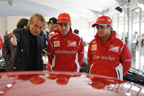 Montezemolo enseña a Alonso y Massa alguno de los Ferrari en Valencia