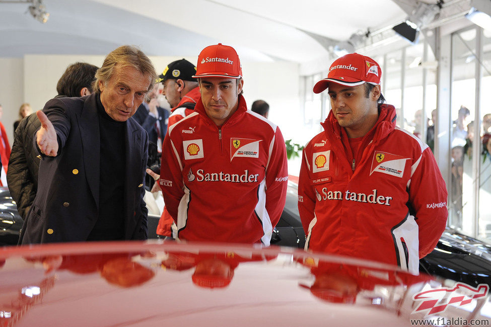 Montezemolo enseña a Alonso y Massa alguno de los Ferrari en Valencia