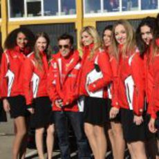 Fernando Alonso y las 'pit babes' de Ferrari en Cheste