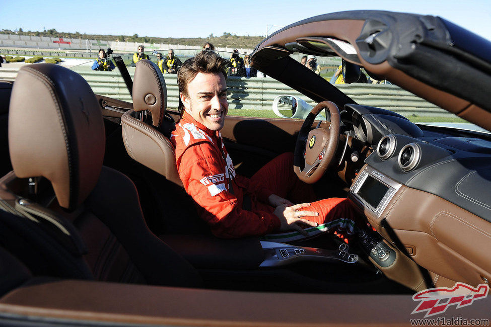 Fernando Alonso al volante de uno de los bólidos de Ferrari en Valencia