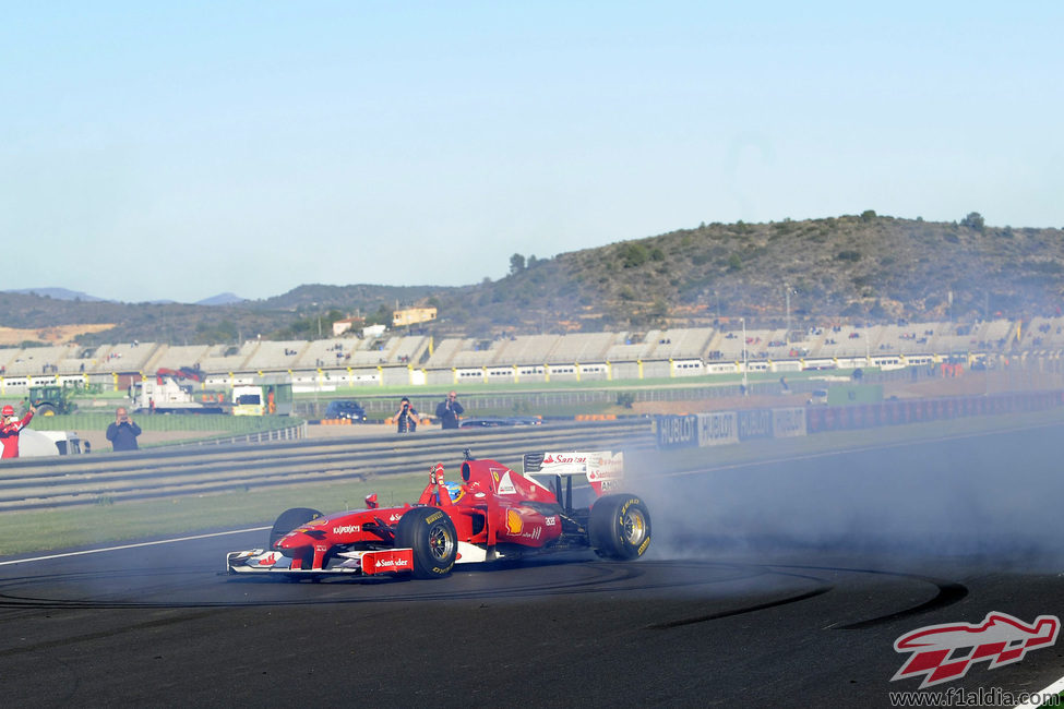 Fernando Alonso hace 'donuts' en Cheste 2012