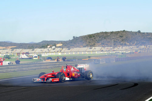 Fernando Alonso hace 'donuts' en Cheste 2012