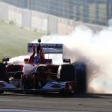 Fernando Alonso quema rueda en las Finales Mundiales de Ferrari 2012
