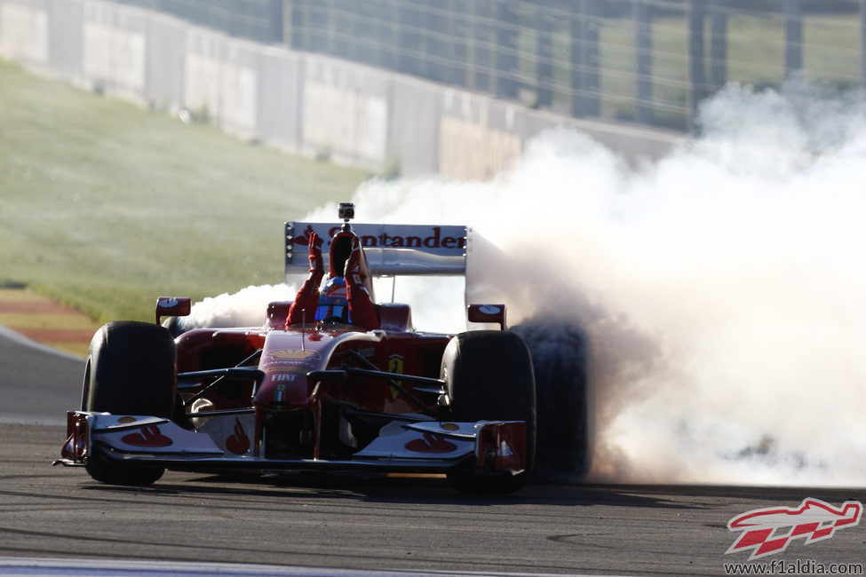 Fernando Alonso quema rueda en las Finales Mundiales de Ferrari 2012