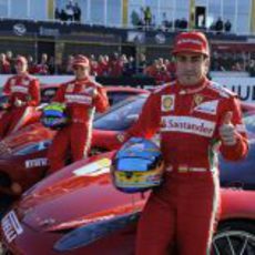 Fernando Alonso y los pilotos de F1 posando con los Ferrari