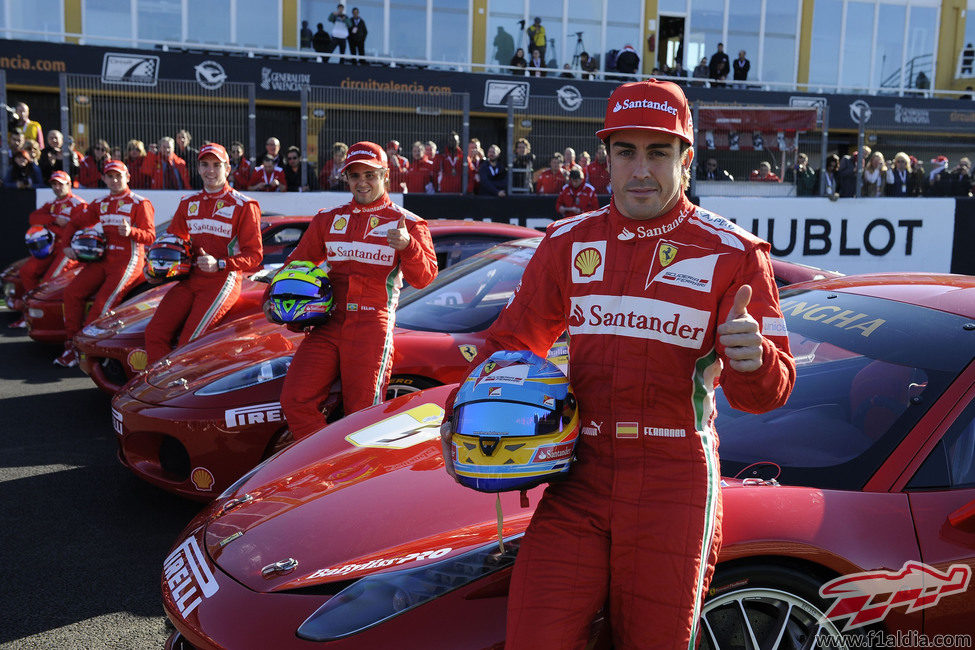 Fernando Alonso y los pilotos de F1 posando con los Ferrari